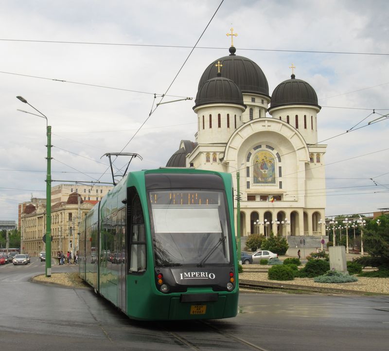 Jedna ze šesti nových nízkopodlažních tramvají Astra Imperio na hlavní tramvajové køižovatce Piata Podgoria. Tyto vozy byly dodány v letech 2014-5 a jedná se o jediné nízkopodlažní tramvaje v Aradu. Všech ostatních cca 130 vozidel bylo dodáno jako ojeté z rùzných nìmeckých a rakouských mìst.