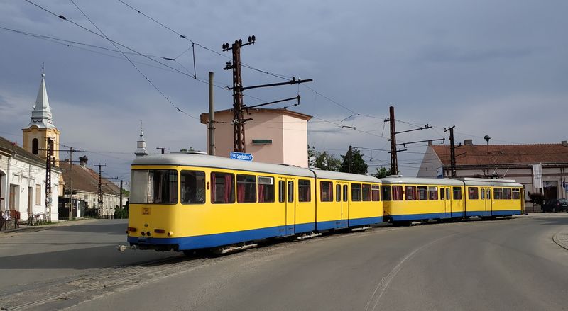 Dlouhá souprava motorového a vleèného dvojvozu z roku 1963 na koneèné pøímìstské linky 11 uprostøed mìsteèka Ghioroc.
