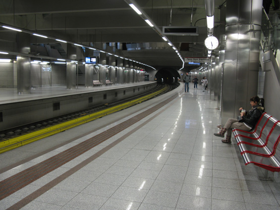 Nástupištì doèasné koneèné stanice linky M2 "Aghios Antonios". Sem byla linka M2, otevøená v roce 2000, prodloužena v roce 2004. Do roku 2000 mìly Atény pouze jednu linku metra.