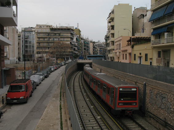 Vlak linky M1 odjíždí z pøestupní stanice Attiki. Linka M1 mezi Aténami a pøístavem Pireus je nejstarší a od roku 1869 tu jezdily parní vlaky. Jezdí zde také nejstarší východonìmecké vlaky s nebezpeènì bouchacími dveømi. Narozdíl od ostatních linek metra ji provozuje spoleènost ISAP.