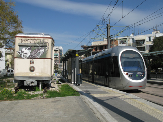 Zastávka Kasamouli, kde je odstavena historická tramvaj z první aténské tramvajové éry, která skonèila v roce 1960. Nyní slouží tento veterán jako zázemí pro støídající øidièe.