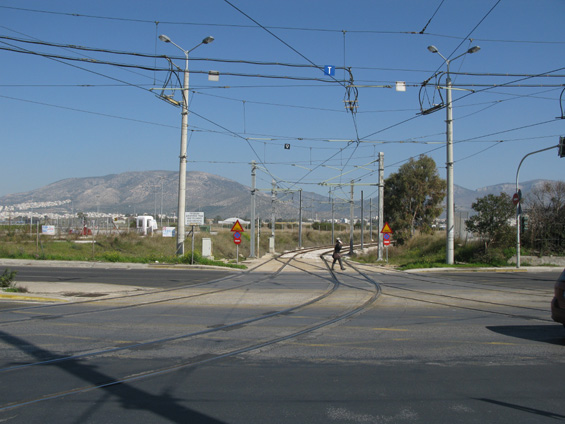 Odboèka z pobøežní trati do vozovny na místì bývalého letištì. Atény jsou ze všech stran lemovány holými kopci.