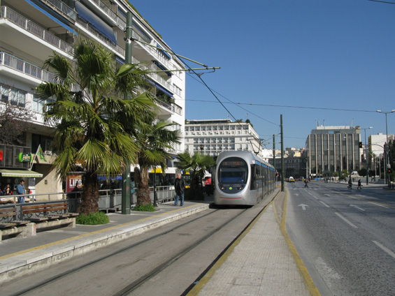 Koneèná stanice tramvají Syntagma na kraji stejnojmenného námìstí v centru Atén. Zde se odehrávaly hlavní protivládní demonstrace, proto byly tramvaje èasto zkráceny o nìkolik zastávek.
