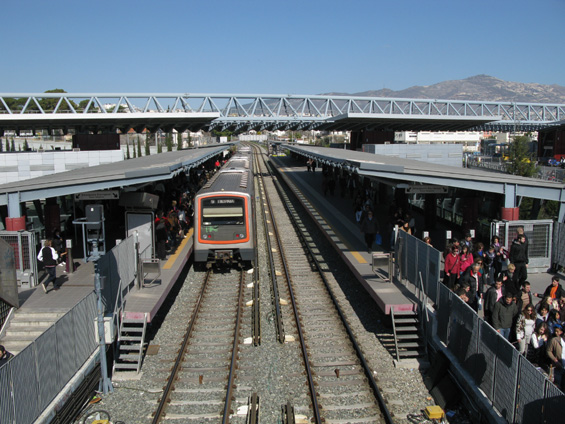Stanice Neratziotissa poblíž severního konce linky M1 je v sobotu obležená lidmi díky pøilehlému nákupnímu centru. Také se tu dá pøestoupit na vlaky smìr letištì, Korint nebo Pireus.
