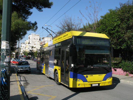 Na trolejbusovou linku 11 jsou vypravovány novìjší vozy Neoplan vyrobené ve spolupráci s øeckým Elbo (karoserie) a èeskou Škodou (motory). Linka míøí ze severu na jihovýchod a v jižní èásti trasy se proplétá neuvìøitelnì úzkými ulièkami. Trolejbusy míjejí všudypøítomné zaparkované automobily velmi svižnì vždy jen o pár centimetrù, aby pak zastavovaly na zastávkách co nejdál od nástupního ostrùvku.