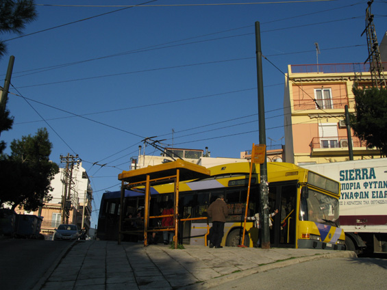 Velmi malebná severozápadní èást trolejbusové linky 17 v kopcovité ètvrti nad pøístavem Pireus. Nízkopodlažní Neoplany si nìkdy jen velmi tìžce razí cestu køivolakými ulièkami plnými zaparkovaných aut. Zdejší øidièské umìní je obdivuhodné.