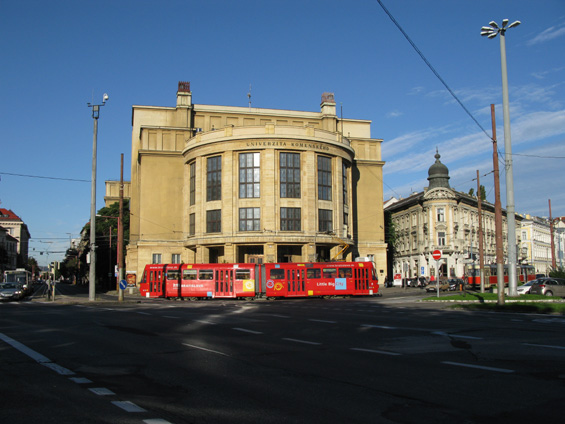 Nátìr "Little Big City" už také obléká èást rekonstruovaných tramvají K2 - v Bratislavì už žádnou takovou tramvaj v pùvodním stavu nenajdete.