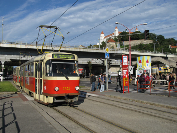Všechny bratislavské tramvaje už mají digitální transparenty. Zde T3 z Dúbravky na jednosmìrné trati smìrem k Šafárikovu námìstí.