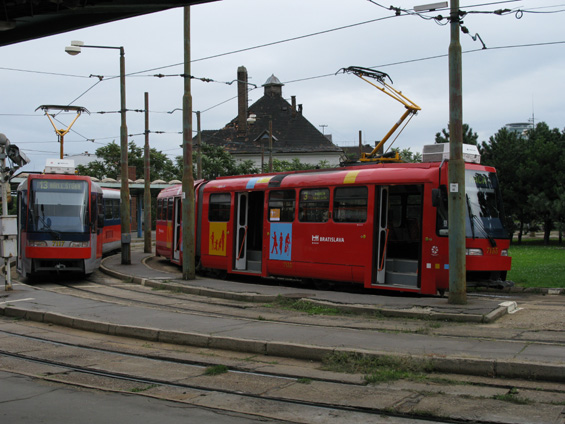 Èervená mìstská K2 na smyèce u Hlavního nádraží. Zde také stojí operativní tramvajová záloha.