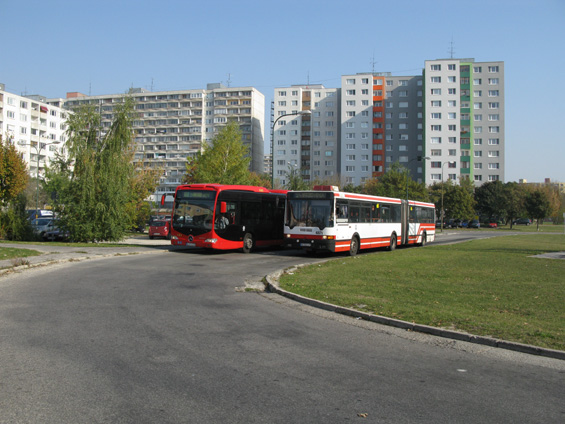 Obratištì Holíèska na Petržalce. Na vìtšinì spojù linky 68 vedoucí z východní èásti Bratislavy potkáte nové kapacitní kloubové autobusy Mercedes-Benz Capacity. Také linky na Petržalku potkalo v roce 2011 prodlužování intervalù v rámci úspor.