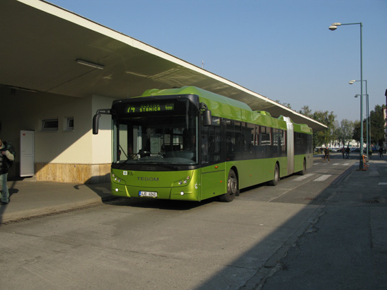 Prototyp kloubového autobusu TEDOM zkušebnì na lince 74 u hlavní brány Slovnaftu ve ètvrti Vlèie Hrdlo.