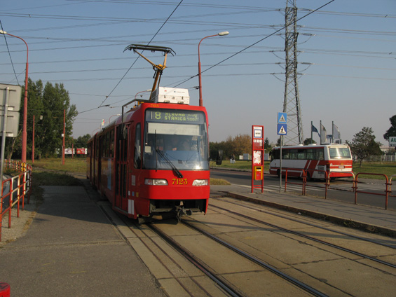 Také ze smyèky Ružinov jezdila travmaj na Hlavní nádraží. Po uzavøení trati k Hlavnej stanici sem místo linky 8 jezdí šestnáctka.