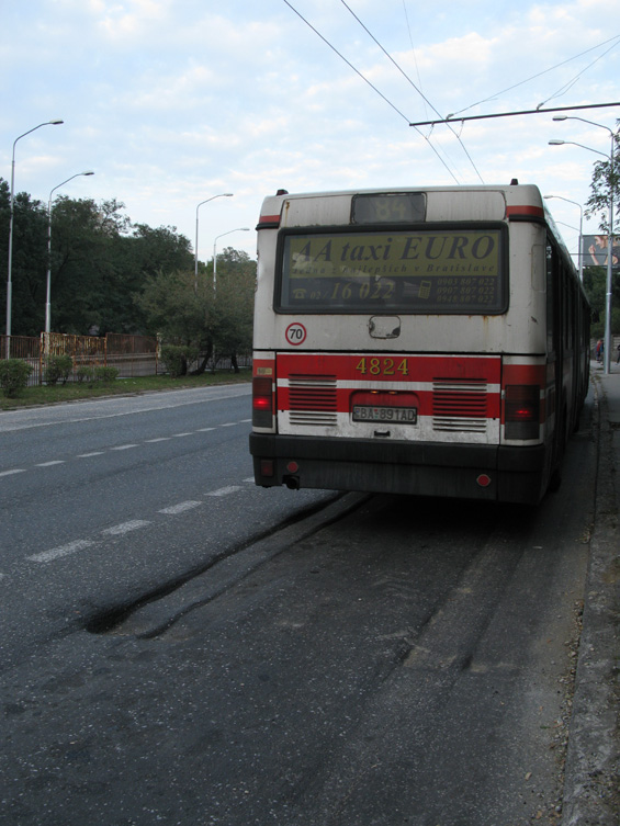Nejsou koleje jako koleje...Zde na Pražské ulici konèí autobusová linka 84. V brzké budoucnosti by tudy mìly jezdit také trolejbusy mezi vozovnou Hroboòova a zastávkou Sokolská.