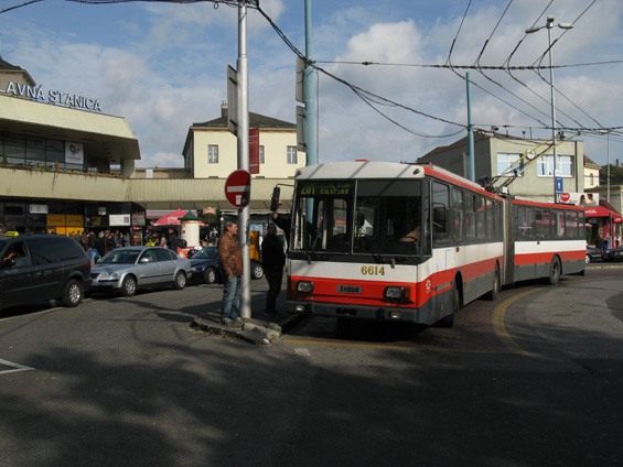 U Hlavnej stanice jsou také ukonèeny trolejbusové linky 201 a 210. Jedna míøí do vzdáleného sídlištì v Podunajských Biskupicích a druhá vede k Autobusovému nádraží Mlynské Nivy.