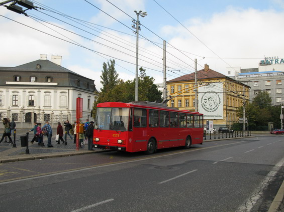 Trolejbus 14Tr èerstvì po rekonstrukci na Hodžovì námìstí. Trolejbusùm se díky výstavbì nových tratí blýská na lepší èasy.