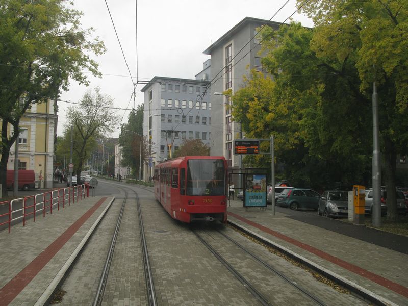 Rekonstrukcí prošla také tramvajová trať z centra k Hlavnímu nádraží. Kromě nových kolejí se cestující dočkali i nových zastávek a dynamických elektronických panelů na nich.