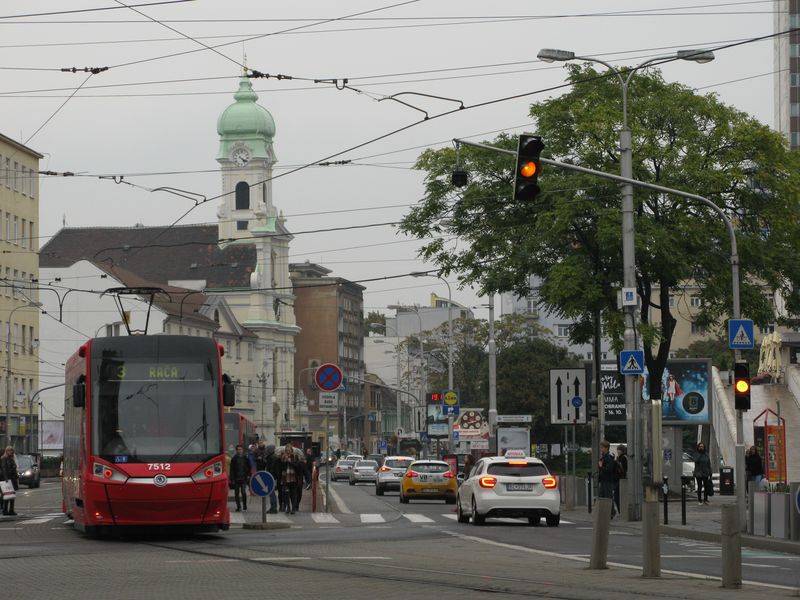 Kamenné náměstí v centru Bratislavy je významnou tramvajovou křižovatkou. Nepříliš intenzivní automobilový provoz umožnil zkušebně vypnout zdejší semafory, což pomáhá pravidelnosti tramvají i plynulosti pohybu chodců.