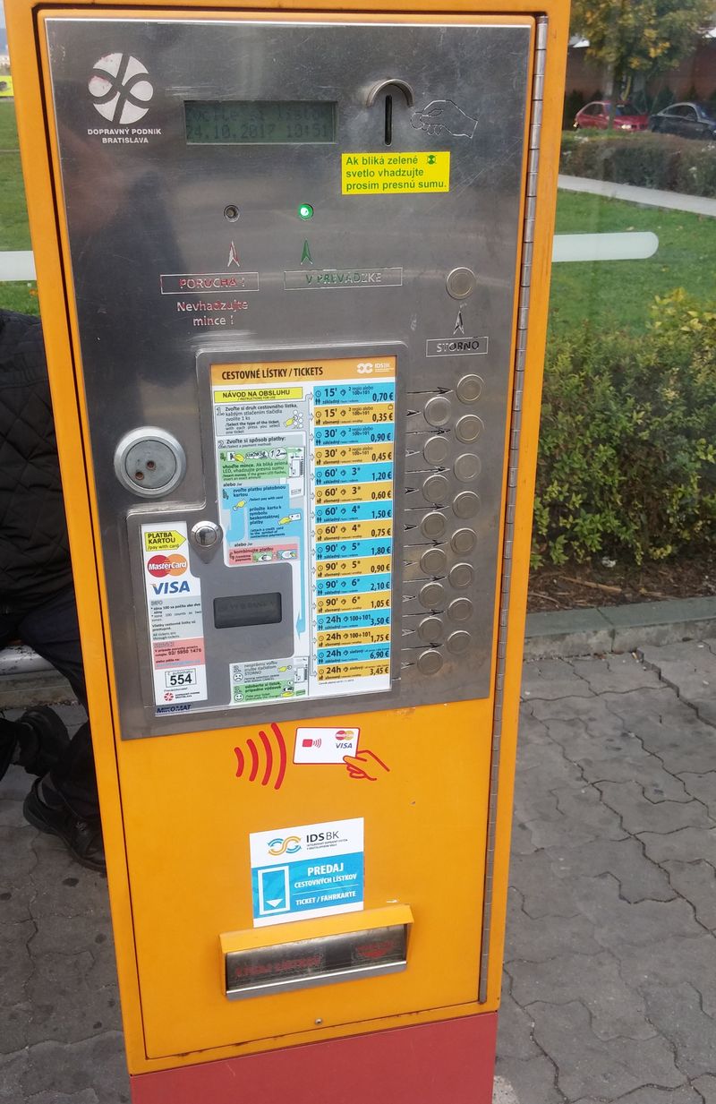 Modernizace probíhá také v pøípadì prodeje jízdenek – v bøeznu 2017 byly upraveny první starší automaty pro možnost platby bezkontaktní platební kartou. Celkem jich má být do konce roku 2017 pøebudováno 50.