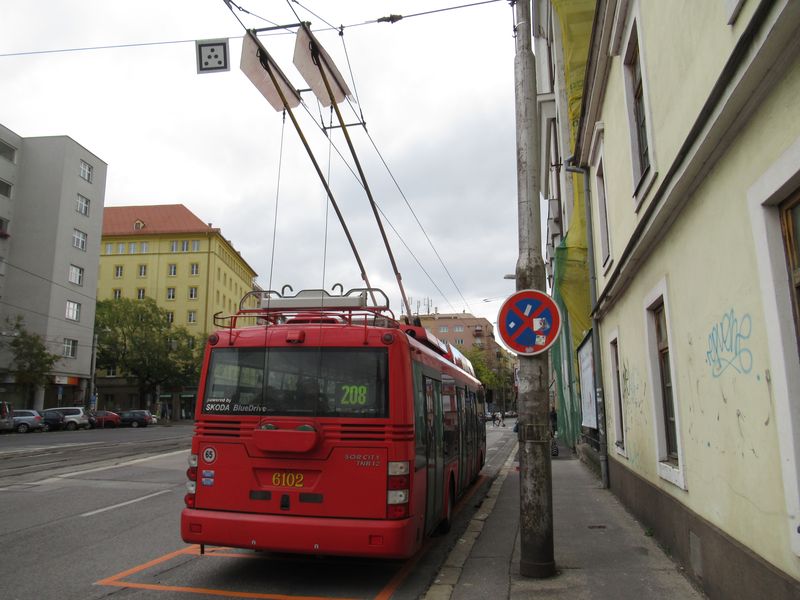 Konec objížïky a zároveò provizorní natrolejovací místo. Kvùli výluce v centru jsou kromì linky 210 nasazovány trolejbusy s naftovým agregátem také na linku 207.