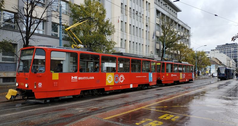 Pøestupní zastávka Blumentál a tramvaj T6A5 v novém bratislavském kabátì. Na rozdíl od Prahy zde tyto tramvaje postupnì modernizují a poèítají s nimi i do dalších let.