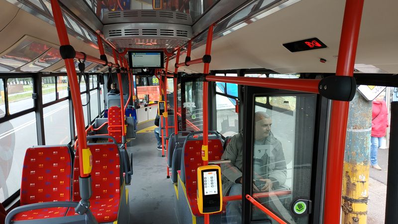Oproti klasickým autobusùm SOR je interiér vozu NS 12 prostornìjší, s vyšším podílem nízké podlahy a se tøemi širokými dveømi. U nových elektrobusù nechybí ani celovozová klimatizace.