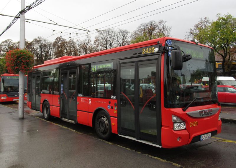 Dalším pøírùstkem bratislavské MHD jsou tyto nízkokapacitní autobusy Iveco Urbanway o délce 10,5 metru, které nahrazují nejstarší vozy typu SOR B 9,5 a BN 9,5. Ani zde již nechybí celovozová klimatizace.