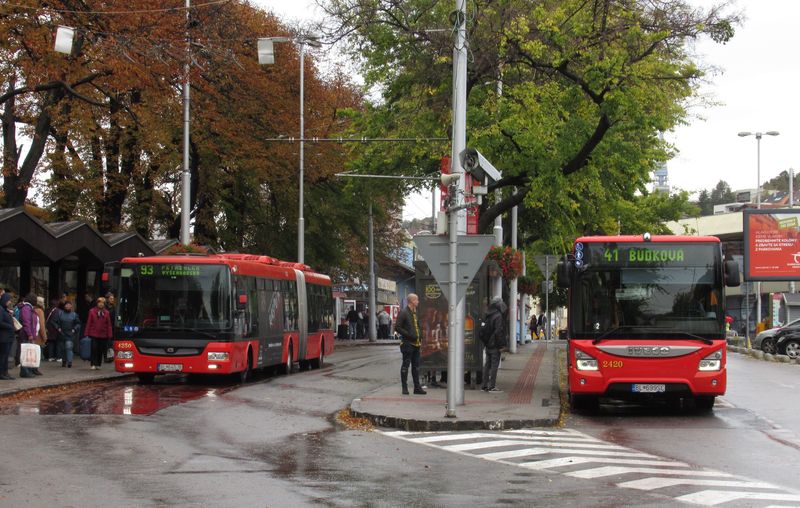 Nové klimatizované autobusy, novì upravené zastávky, Taková je realita pøed hlavnou stanicou v Bratislavì v roce 2018.