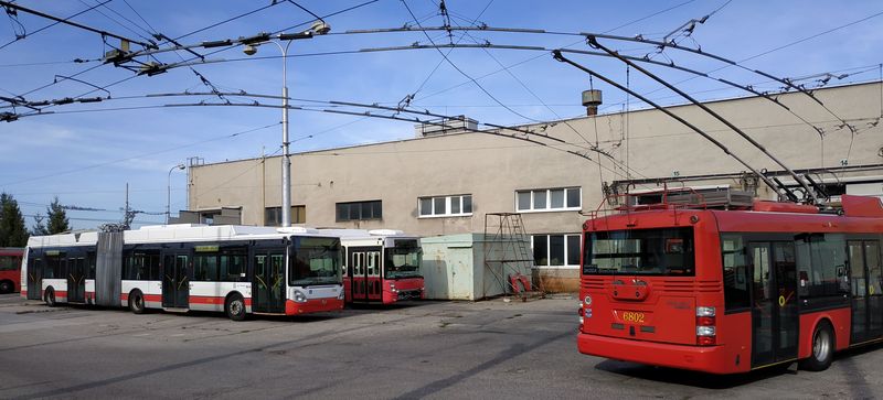 Vozovna Hroboòova je kromì nových trolejbusù domovem i pro 6 vozù s karoserií Citelis a pomocným naftovým agregátem používaných na samostatné trati na Dlhé Diely. Jeden z nich byl v rámci oslav 110 let trolejbusù v Bratislavì opatøen retronátìrem.