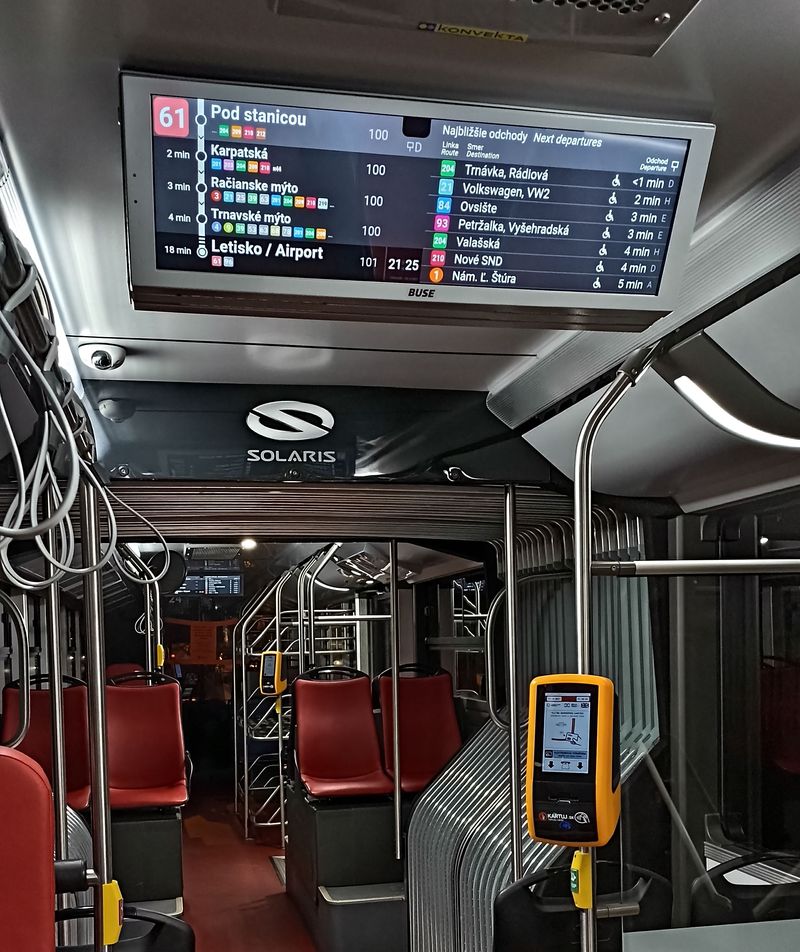 V nových autobusech Solaris na letištní lince 61 fungují také rozšíøené informace o trase linky vèetnì možných pøestupù na okolní spoje v následující zastávce. LCD obrazovky jsou používány také pro další aktuální informace nebo osvìtu.