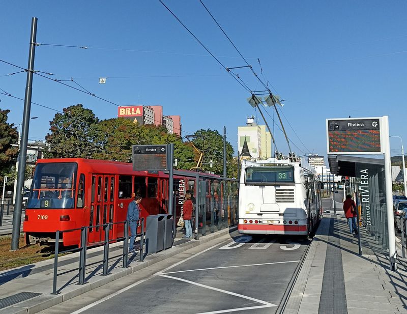 Stejnì tak pohodlnì se pøestupuje v zastávce Riviéra mezi tramvají a trolejbusem i ve smìru z centra. V plánu je výstavba trolejbusové trati odtud smìrem na Patrónku, èímž by se propojil dosud oddìlený trolejbusový provoz pro linku 33 a elektrifikována bude také soubìžná linka 32 k hlavnímu nádraží.
