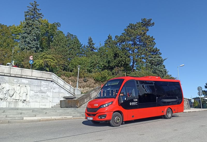 Sí� minibusových linek se doèkala nových vozidel – v roce 2020 bylo dodáno 8 vozù Rošero na podvozku Iveco, které nahradily dosluhující dodávky stejné kapacity. Zde na lince 147 poblíž kopce Slavín nad centrem Bratislavy.