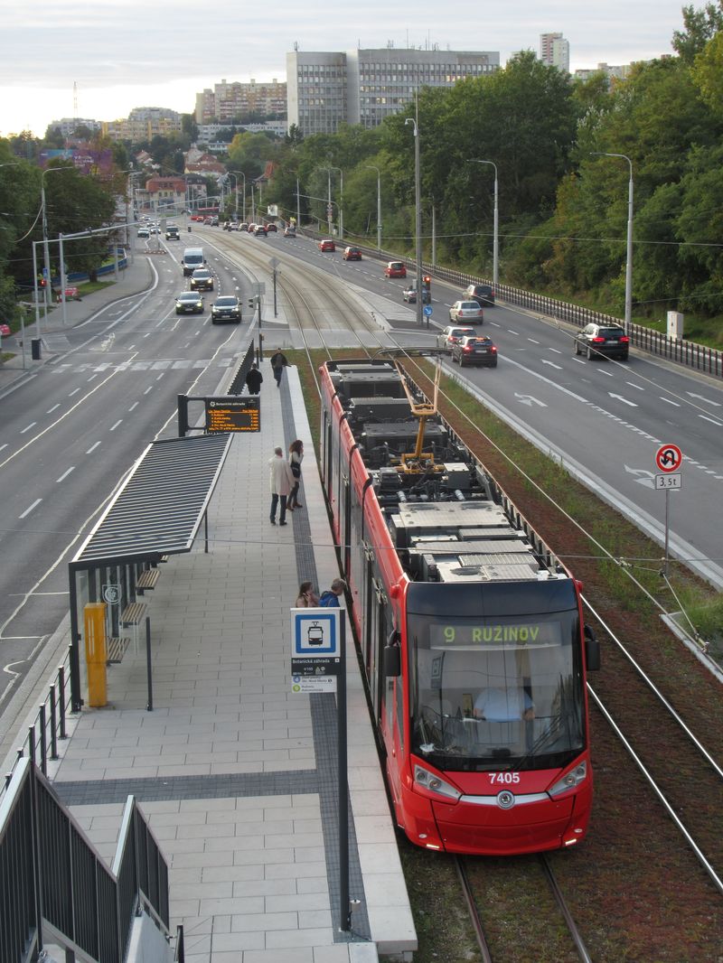 Standardem modernizovaných zastávek na karloveské radiále v úseku od tunelu po Karlovu Ves jsou bezbariérové pøístupy, nové pøístøešky i oznaèníky a také elektronické odjezdové panely.