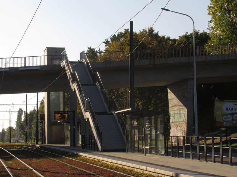 Detail zmodernizované zastávky s novými výtahy na koneèné v Karlovì Vsi, která se novì jmenuje Kútiky. Zde konèí linka 4, dál do Dúbravky pokraèuje linka 9.