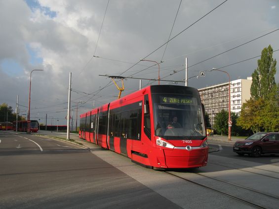 Jednosmìrné tramvaje Škoda 29T jezdí hlavnì na novì zrekonstruované trati pøes Karlovu Ves do sídlištì Dúbravka. Modernizací prošlo i obratištì Pri Kríži.
