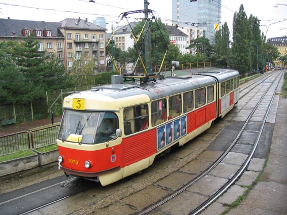 Jedna z posledních tramvají K2 v pùvodním stavu vjíždí do obratištì u Hlavního nádraží.