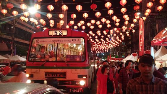 Oslavy èínského nového roku se odehrávaly zejména ve zdejší vyhlášené èínské ètvrti, kterou projíždí i èetné autobusové linky. V tento slavnostní veèer to mìli øidièi místních autobusù ještì tìžší než jindy.