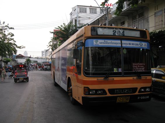Linka 204 zaèíná v èínské ètvrti poblíž zastávky lodní linky na øece Chao Phraya. Pøibližné trasy autobusových linek lze najít alespoò v mapách Google.