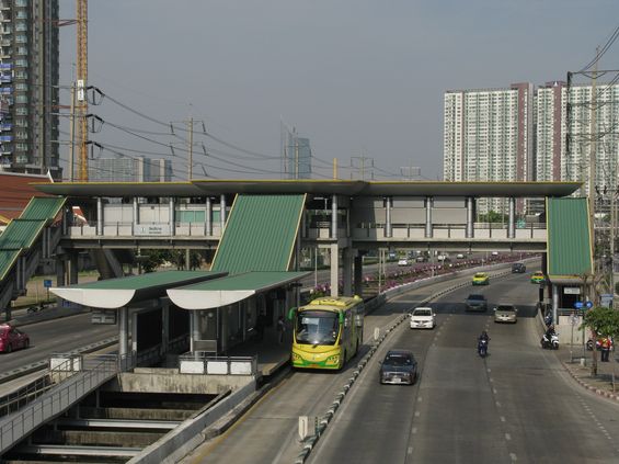 Typický úsek metrobusu BRT vedený støedem mìstské dálnice s typickou stanicí spojenou s okolím nadzemními lávkami. Prùmìrná cestovní rychlost této linky dosahuje 30 km/h.