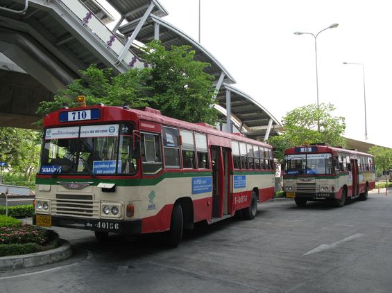 Na druhé koneèné metrobusu u stanice metra Talat Phlu nechybí ani klasické autobusové linky. Nejstarší provozované autobusy MHD v Bangkoku vypadají takto.