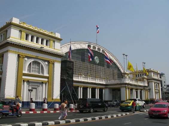 Honosná budova bangkokského hlavního nádraží Huala Lampong, které leží východnì od centra mìsta a èínské ètvrti. Z tohoto hlavového nádraží se rozjíždí pøímìstské i dálkové vlaky do rùzných smìrù. Nádraží je také základnou pro turisty, kteøí chtìjí vyzkoušet exotické a hlavnì levné cestování železnicí napøíè Thajskem. K hlavnímu nádraží vede také metro a mnoho autobusových linek.