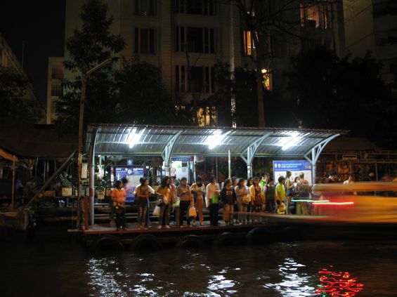 Jedna ze zastávek lodní linky plující jedním z øíèních kanálù v centru mìsta. Bangkok žije i za tmy - díky blízkosti rovníku se tu stmívá celoroènì už po šesté hodinì. Pøstavištì je obklopeno øadou restaurací i stánkù s nejrùznìjšími pochutinami.