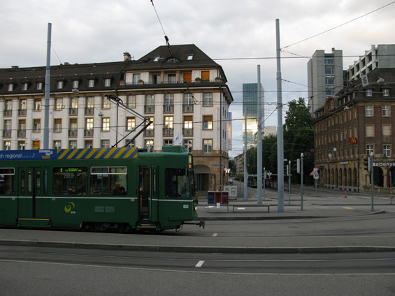 Tramvajová koneèná pøed nádražím DB ve východní èásti Basileje. Linka 2 spojuje nejen oba bøehy Rýna, ale i nádraží nìmeckých a švýcarských drah.