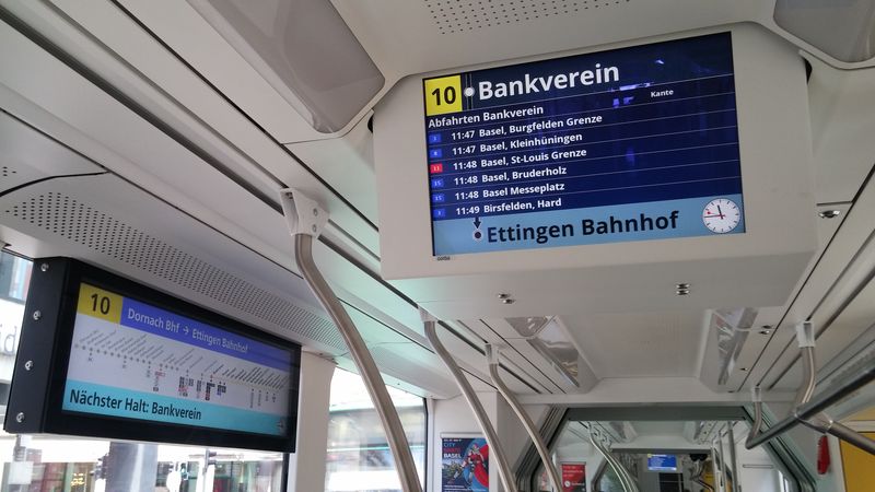 Ve Švýcarsku standardní informaèní servis – informace v reálném èase o navazujících spojích – najdete také v nových tramvajích Tango na pøímìstských linkách. Kromì toho jsou obrazovky využívány pro klasické informace o trase i další provozní novinky.
