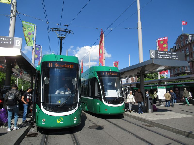 Nejrušnìjší pøestupní bod v Basileji je bezesporu hlavní švýcarsko-francouzské nádraží. Pøed ním se odehrávají pøestupy nejen mezi tramvajemi, ale i autobusy. Basilej v posledních dvou letech zásadnì omladila vozový park zelených mìstských tramvají o 44 kusù modelu Flexity od Bombardieru.