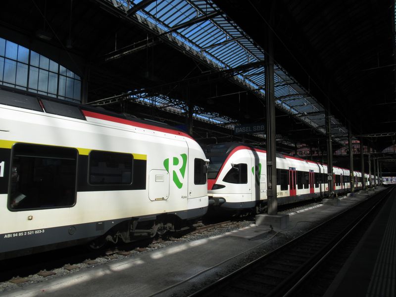 Také v okolí Basileje funguje pøímìstská železnice v podobì S-Bahnu, který zde má podobu hlavnì tìchto jednopodlažních Stadlerù. Vlaky, autobusy i MHD jsou tu integrovány do tarifního svazu Severozápadní Švýcarsko (TNW), které spolupracuje i s návaznými systémy v sousedním Nìmecku a Francii