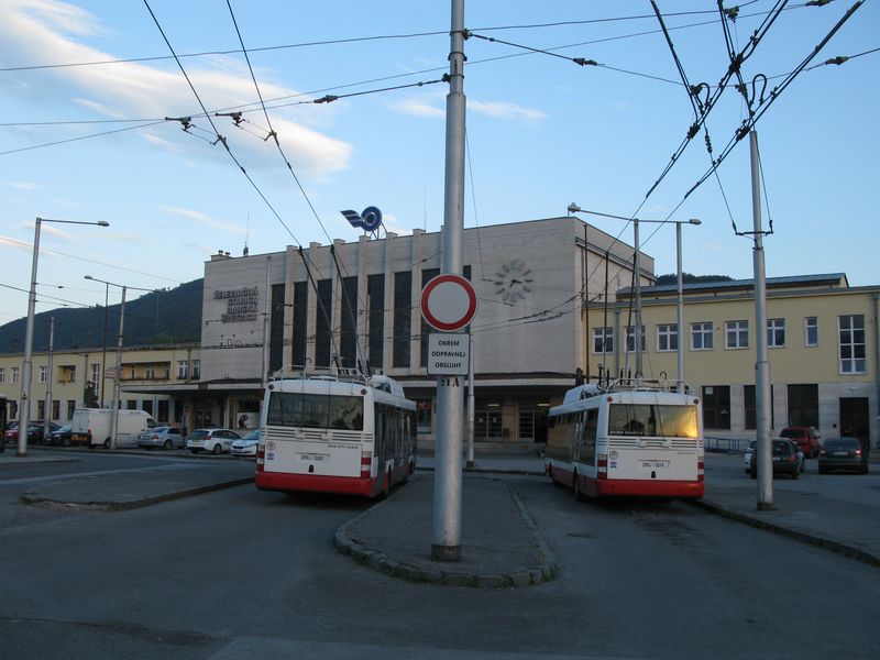 Pøímo pøed výpravní budovou banskobystrického hlavního nádraží se nachází také nejvýznamnìjší obratištì MHD. Vyjíždí odtud až na dvì výjimky všechny místní trolejbusové linky a koneènou tu má také nìkolik mìstských autobusù.
