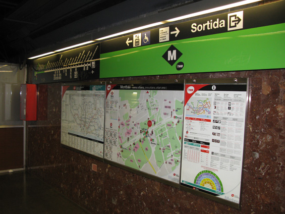 Ukázka komplexních dopravních informací na nástupišti stanice metra zelené linky L3. Ta je navzdory svému názvu nejstarší barcelonskou linkou metra. Na infopanelu je také vyobrazeno schéma tras metra s uvedením pøstupní doby v jednotlivých stanicích - obèas znamená pøestup z jedné linky na druhou docela slušný pìší výlet barcelonským podzemím.
