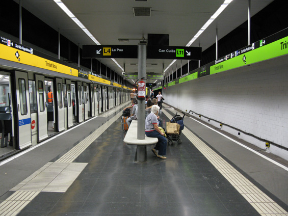 Spoleèné nástupištì linek L4 a L11 ve stanici Trinitat Nova.