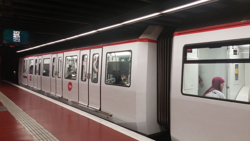 Linka L1 je jediná s širokým španìlským železnièním rozchodem a tedy i širšími soupravami. Tato èervená linka byla budována pro propojení vlakových nádraží a podstatnou èást trasy také vede soubìžnì s místní železnicí, která je v centru Barcelony zahloubena pod zem. Ostatní linky metra mají standardní rozchod (nepoèítáme-li západní vìtev linek FGC).