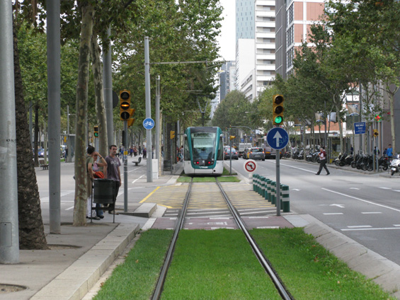 Tramvajová linka T4 vede širokým mìstským bulvárem, uprostøed nìhož je pìší zóna a cyklostezka. Lesem semaforù projíždí tramvaje díky preferenci prakticky bez zdržení.